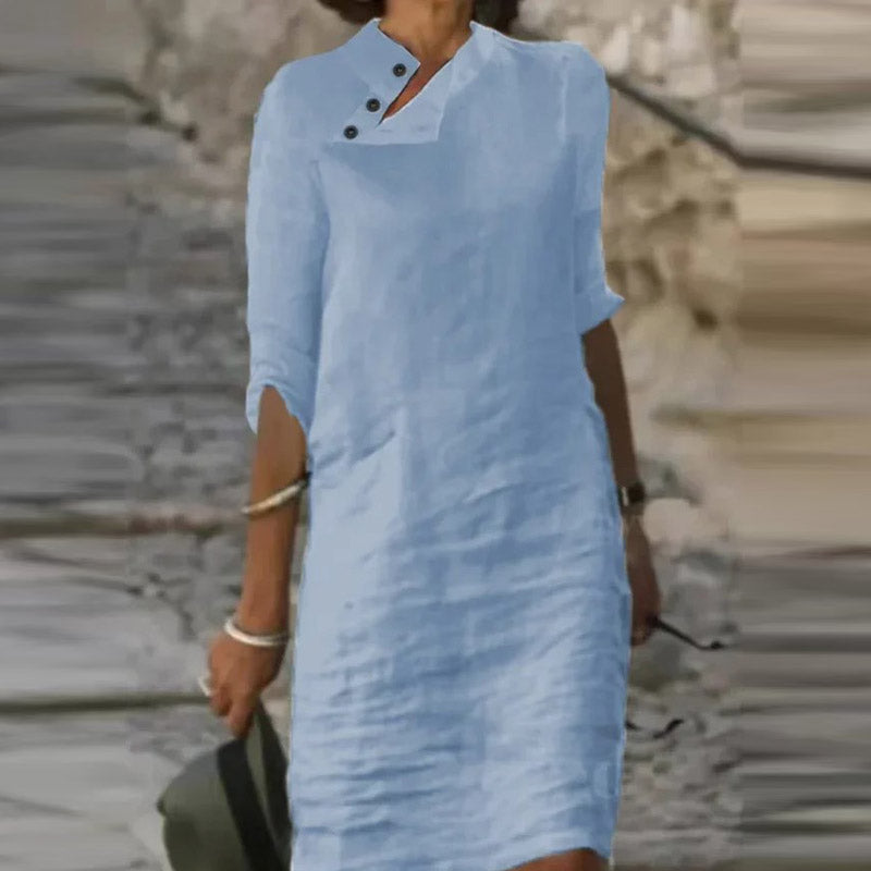 Blau Sommerkleid mit kurzen Ärmeln und knielangem Schnitt