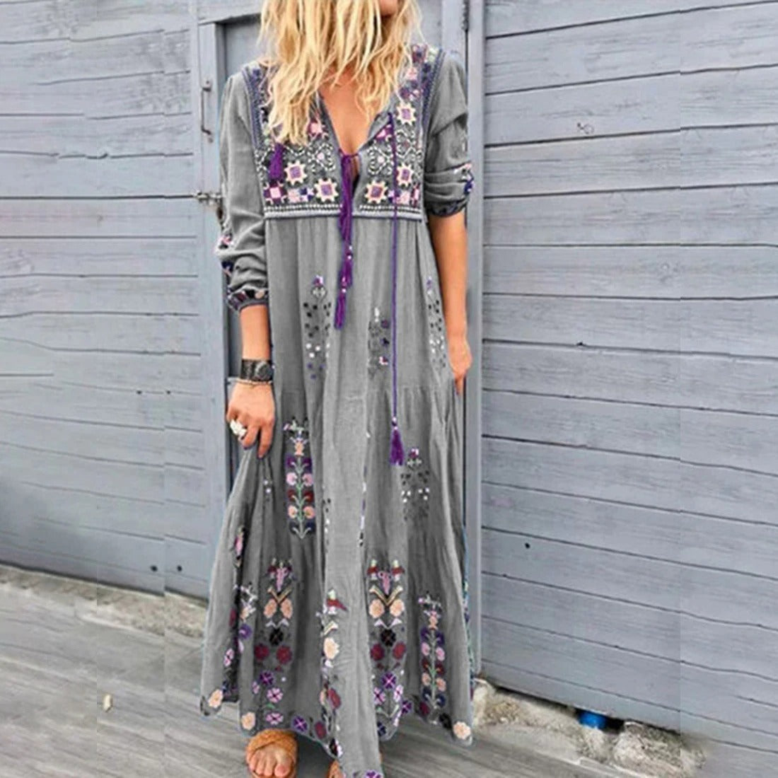 Grau lange Boho-Kleid mit langen Ärmeln, langer Schnitt und V-Ausschnitt